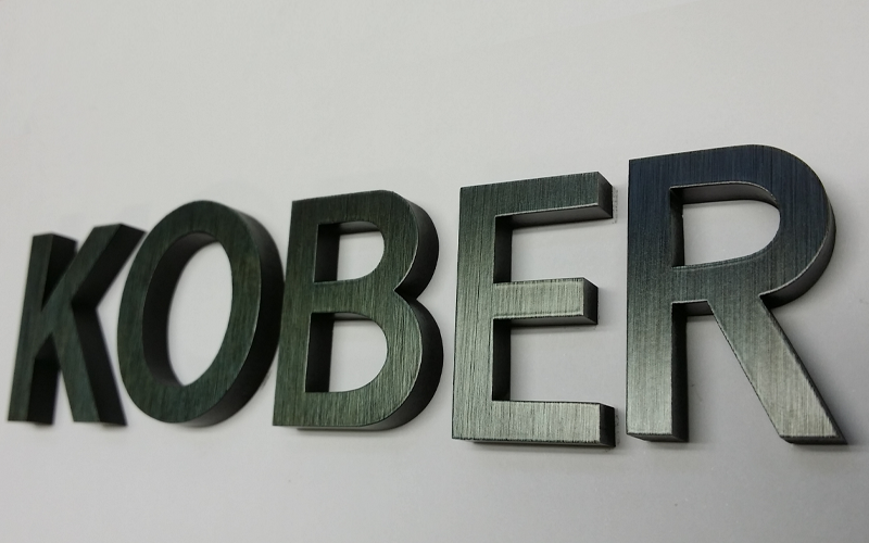 Lettres en laiton 6 mm type 46 découpée selon dessin, patina A